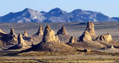 8990-trona-pinnacles